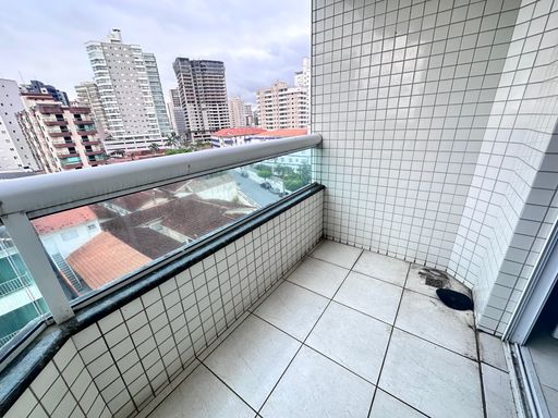 Sacada da sala com vista para o mar.