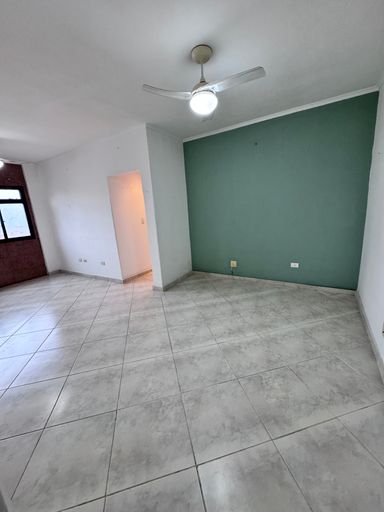 Sala de 2 ambientes com uma janela com vista para o mar.