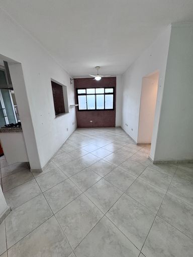 Sala de 2 ambientes com uma janela com vista para o mar.
