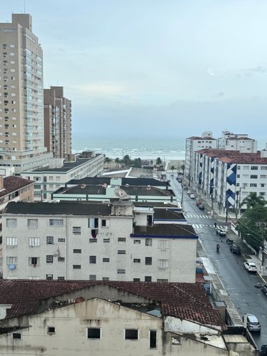 Janela da sala com vista para o mar.