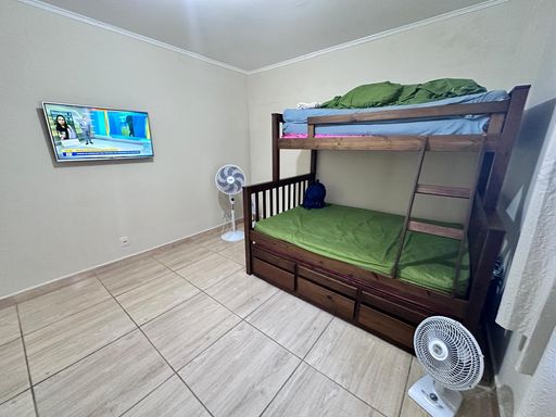 Sala living espaçoso.