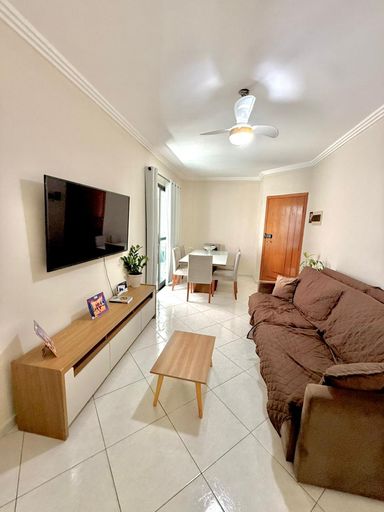 Sala ampla e bem iluminado com ventilador de teto.