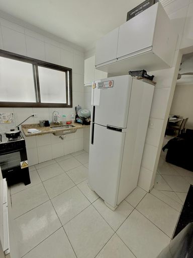 Cozinha bem iluminada.