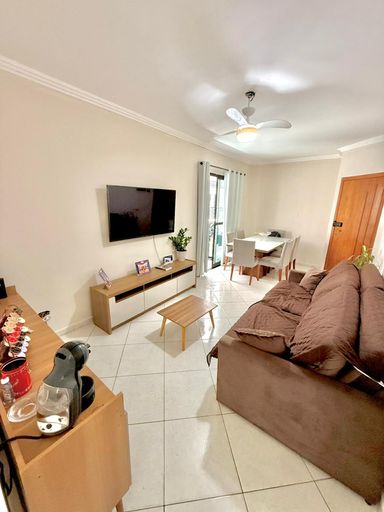 Sala ampla e bem iluminado com ventilador de teto.