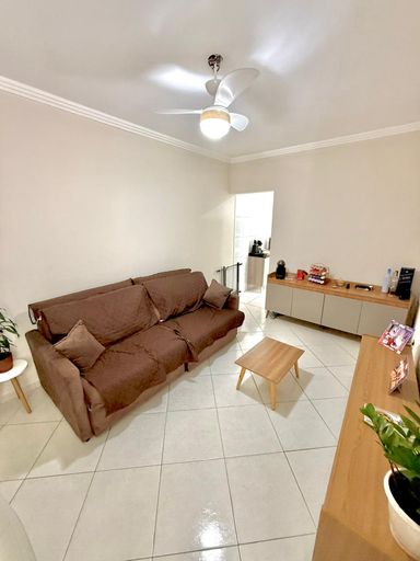 Sala ampla e bem iluminado com ventilador de teto.