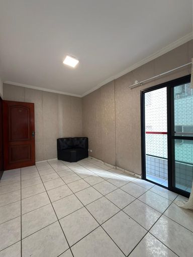 Sala com uma sacada.
