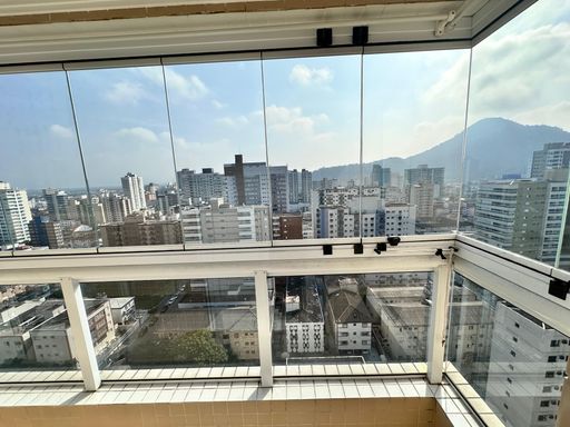 Sacada envidraçada com vista livre e vista para o mar.