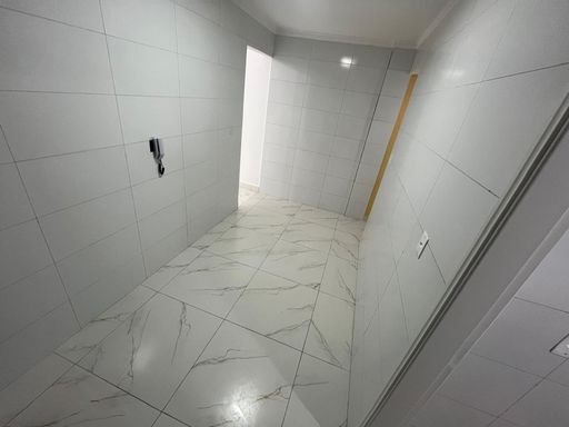 Cozinha com uma pia e piso em porcelanato.