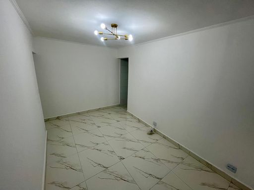 Sala ampla com piso em porcelanato.