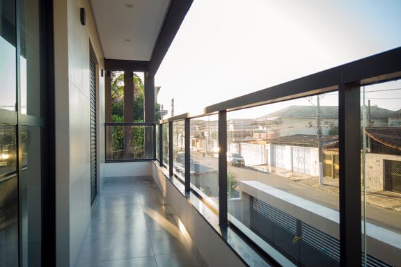 Sacada de frente para rua.