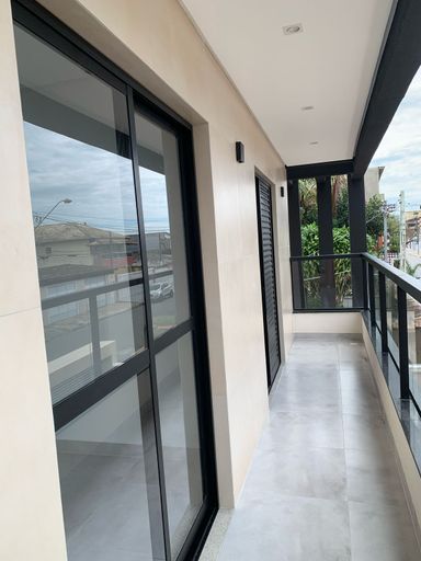 Sacada de frente para rua.