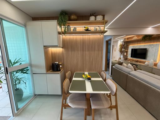 Sala de dois ambientes com cozinha conceito aberto.