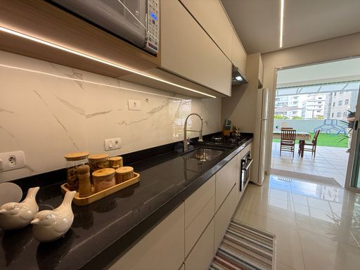 Cozinha com conceito aberto e planejado.