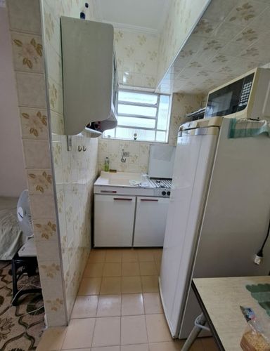 Cozinha bem iluminada com uma pia.