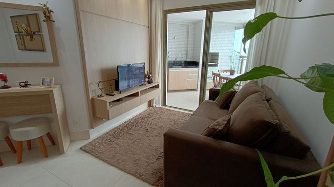 Sala bem iluminada de 2 ambientes.