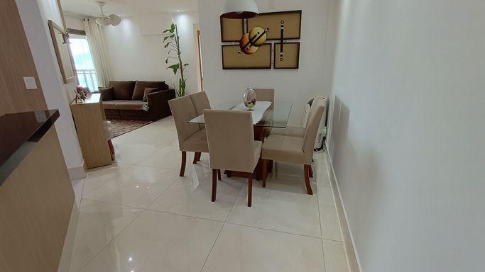 Sala bem iluminada de 2 ambientes.