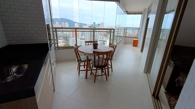 Sacada gourmet envidraçada com vista livre.