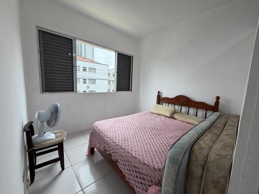 Dormitório bem iluminado com vista para o mar.