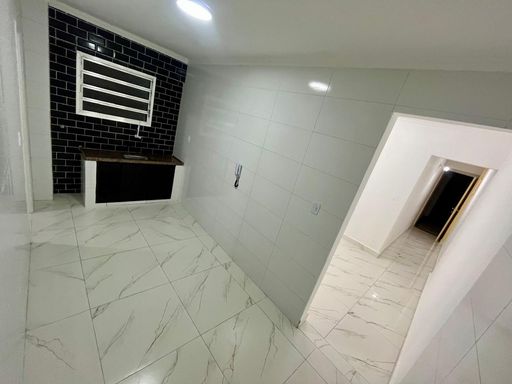 Cozinha com uma pia e piso em porcelanato.