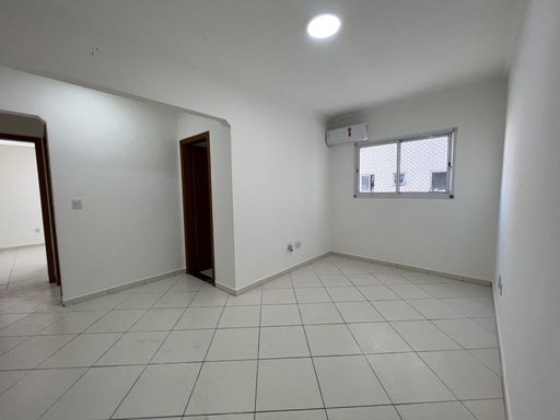 Sala ampla com um ar-condicionado.