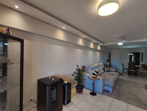 Sala ampla de 2 ambientes.
