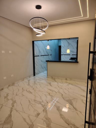 Sala com iluminação em led e lustre