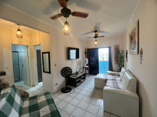 Sala ampla e bem iluminada com dois ventiladores de teto.