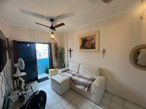 Sala ampla e bem iluminada com dois ventiladores de teto.