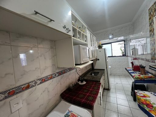 Cozinha americana com armários.