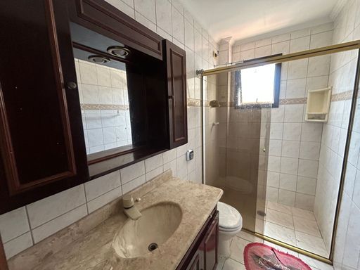 WC social com box de vidro.