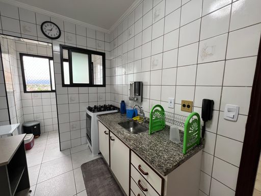 Cozinha com uma pia e gabinete.