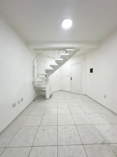 Sala espaçosa integrada com a cozinha.