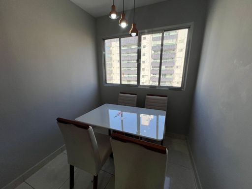 Mesa de jantar de 04 lugares.