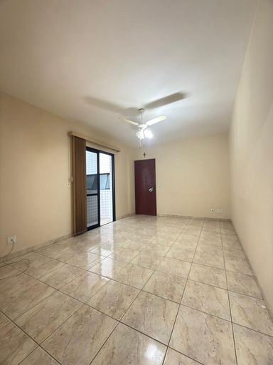 Sala espaçosa com um ventilador de teto e sacada.