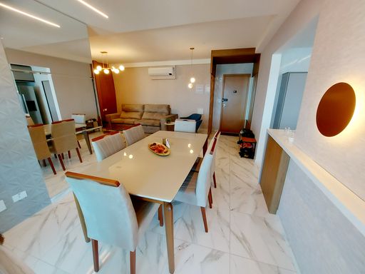 Sala de 2 ambientes com muita iluminação natural e ar-condicionado.