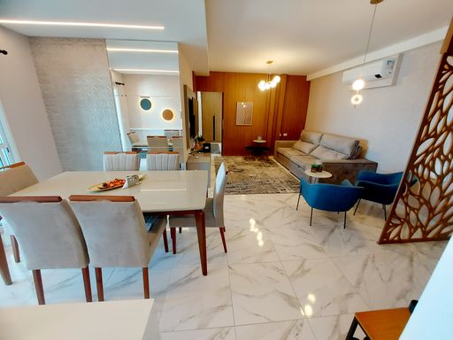 Sala de 2 ambientes com muita iluminação natural e ar-condicionado.