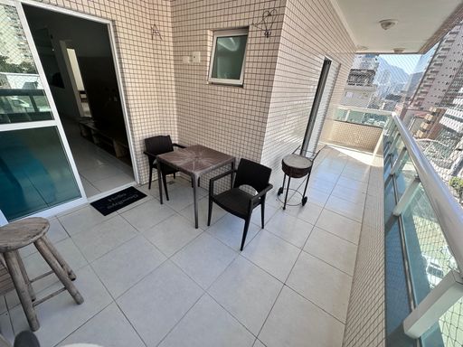 Sacada gourmet em L com geladeira e vista livre.