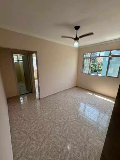 Sala com uma grande janela que proporciona muita iluminação natural.