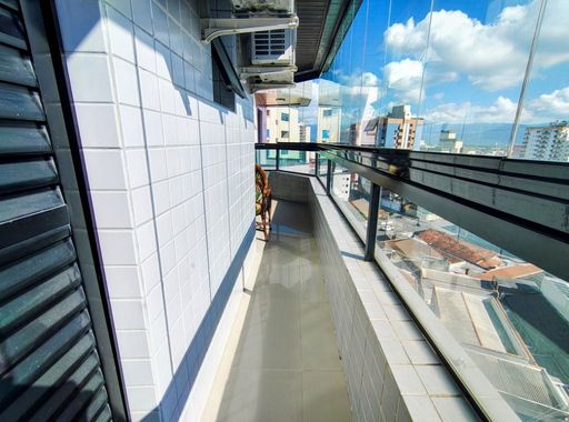 Sacada envidraçada com vista livre.