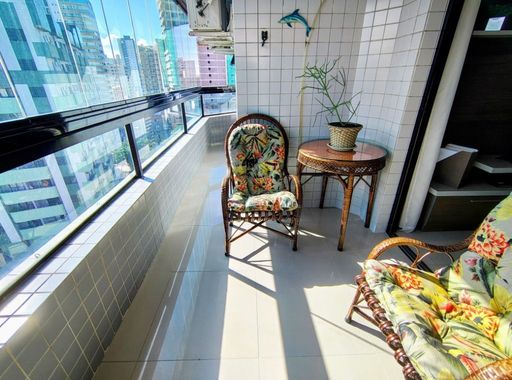 Sacada envidraçada com vista livre.