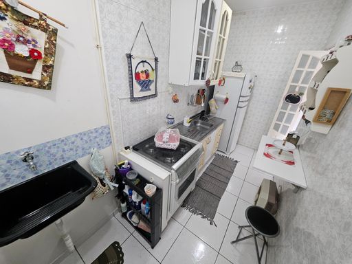 Cozinha com uma pia e gabinete.