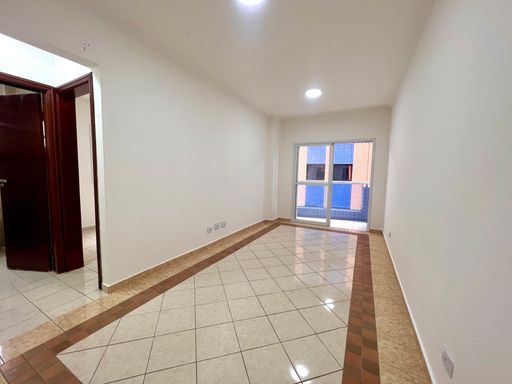 Sala ampla e bem iluminada.