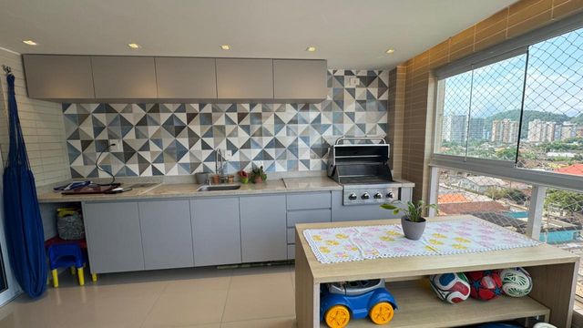 Sacada gourmet envidraçada com vista para a montanha.