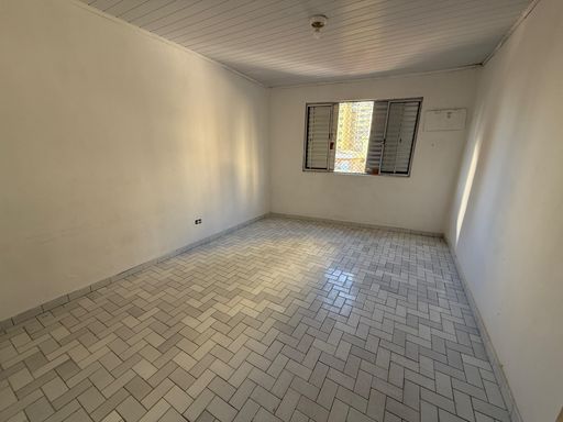 Dormitório espaçoso e muito bem iluminado.