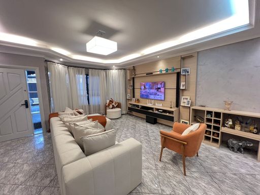 Sala ampla de 2 ambientes com teto rebaixado em gesso com iluminação em LED.