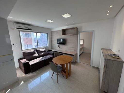 Sala ampla com ar condicionado, sofá de 02 lugares, mesa redonda de madeira, painel de TV e TV e Cozinha Toda Montada inclusive eletrodomésticos.