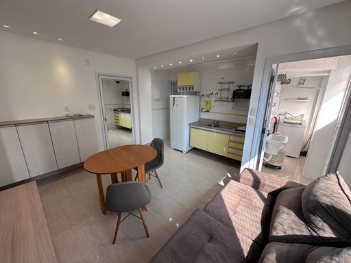 Sala ampla com ar condicionado, sofá de 02 lugares, mesa redonda de madeira, painel de TV e TV e Cozinha Toda Montada inclusive eletrodomésticos.