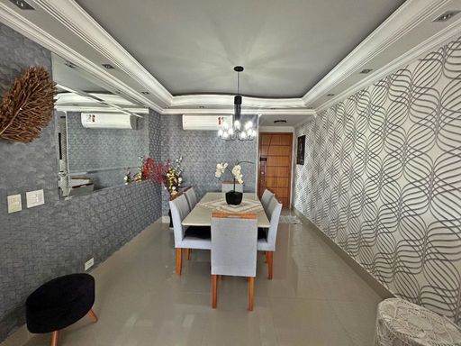 Sala ampla de 2 ambientes com teto rebaixando em gesso e ar-condicionado.