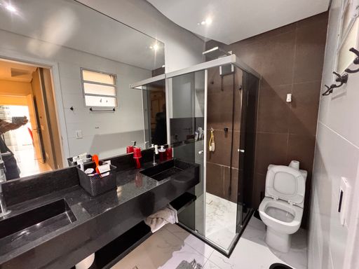 WC suíte com box de vidro.