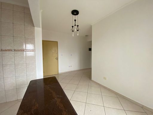 Sala ampla com muita iluminação natural.